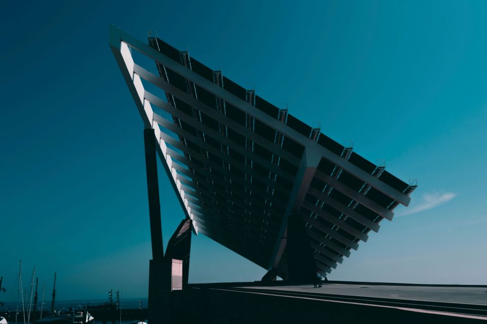 Ein auf dem Dach montiertes Solarmodul ragt in den Himmel.